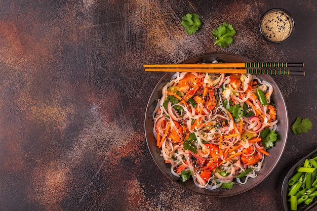 Ensalada asiática con fideos de arroz, camarones y verduras