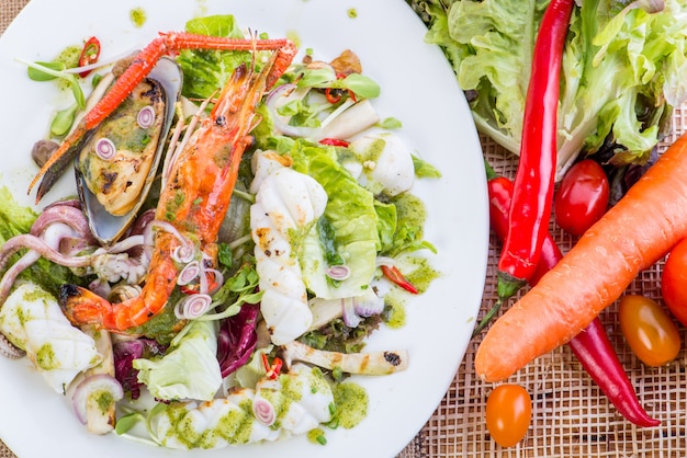 Ensalada asiática de marisco con verduras frescas Comida tradicional de Tailandia en rodajas mixtas