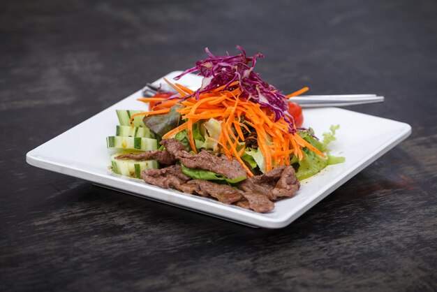 Ensalada Asiática De Ternera En Lonchas Con Col Lombarda Y Zanahorias