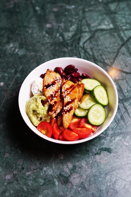 Foto ensalada de atún y aguacate