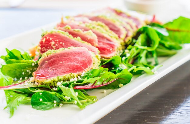 ensalada de atún crudo