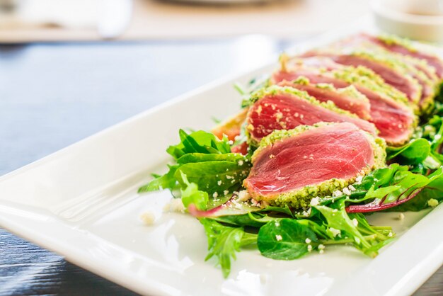 ensalada de atún crudo