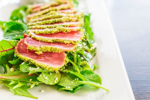 ensalada de atún crudo