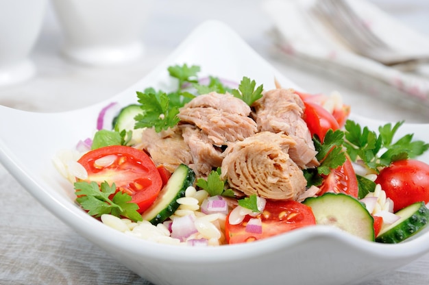 Ensalada de atún enlatado con tomates pepino y orzo