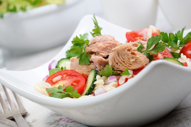 Ensalada de atún enlatado con tomates pepino y orzo