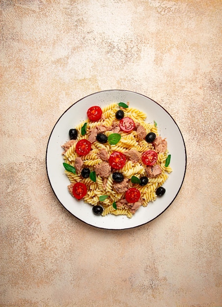 Ensalada de atún fusilli pasta aceitunas y aceite de oliva de cereza hecho en casa