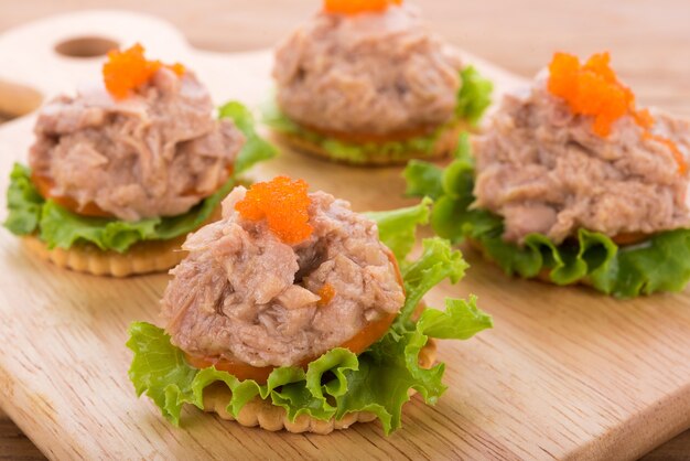 ensalada de atún con galleta en el fondo de madera