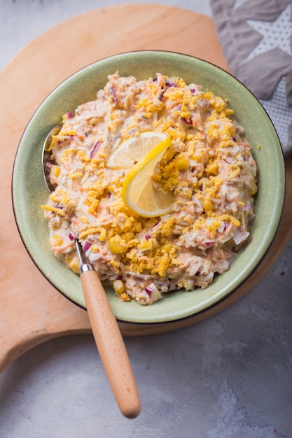 Ensalada de atún, maíz, cebolla, zanahoria cruda y huevos.