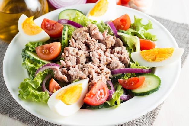 Ensalada de atún de pescado fresco sobre fondo de madera