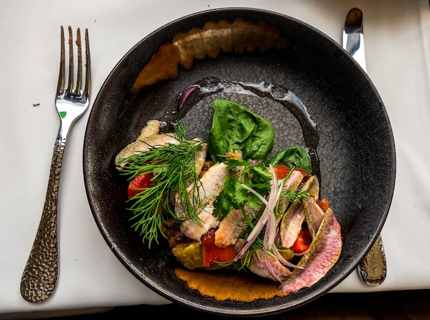 Ensalada de atún en el plato