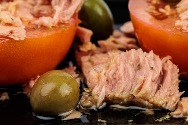 Ensalada de atún tomate y aceitunas verdes