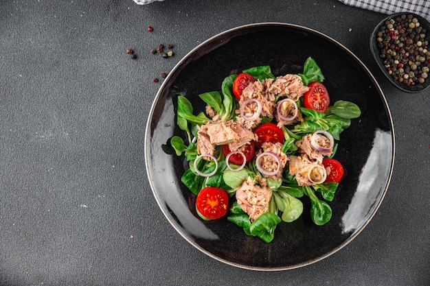 ensalada de atún tomate hoja verde lechuga cebolla alimentación saludable cocina aperitivo comida comida bocadillo