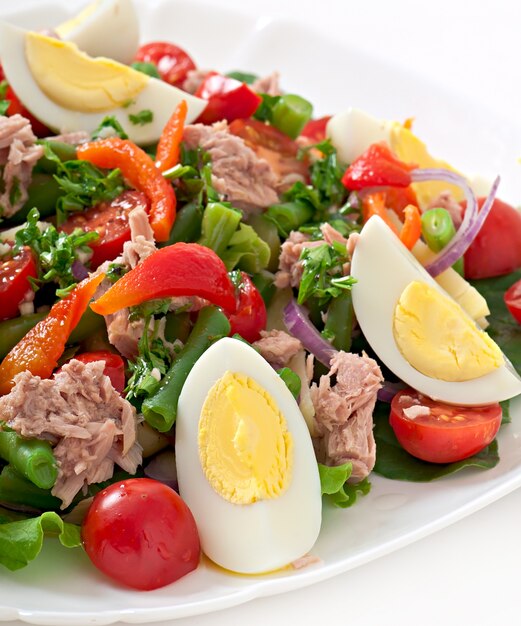 Foto ensalada de atún, tomate, papa y cebolla.