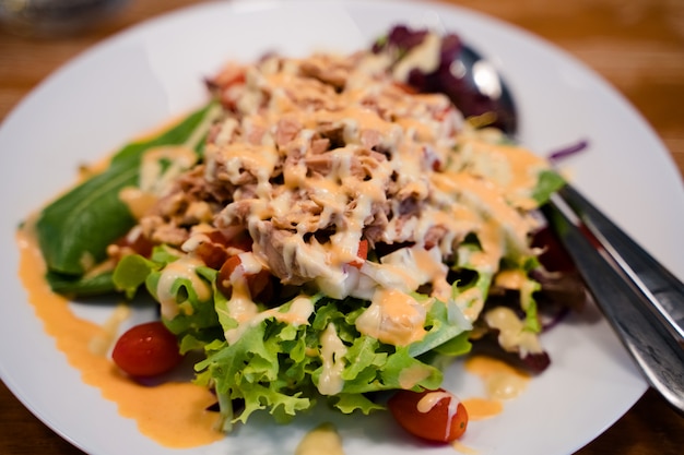 Ensalada de atún con varios vegetales