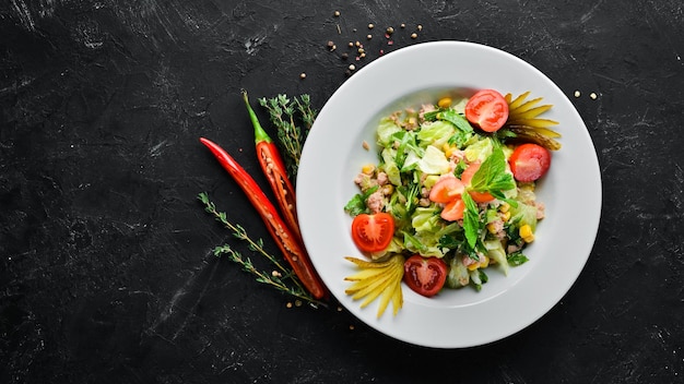 Ensalada de atún y verduras frescas sobre un fondo negro Espacio libre para su texto Vista superior