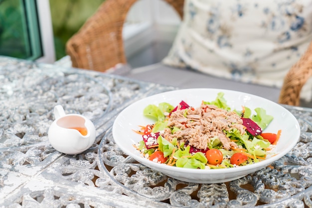 Ensalada de atún con verduras, sésamo y salsa picante.