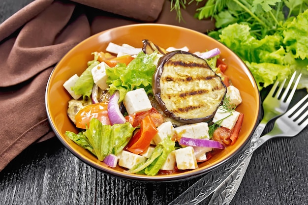 Ensalada de berenjena frita, tomate fresco, lechuga con cebolla morada y queso feta salado