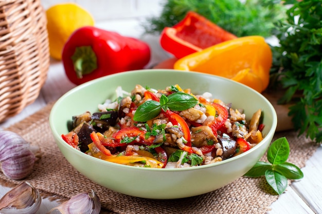 Ensalada de berenjena, pimiento, cebolla y hierbas. Alimentación saludable