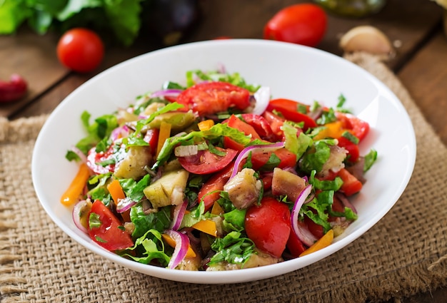 Ensalada de berenjenas al horno y tomates frescos