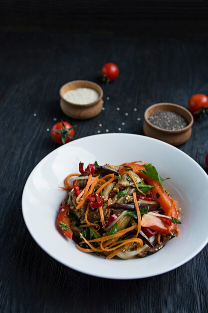 Ensalada de berenjenas, pimientos y zanahorias. Ensalada de berenjenas coreanas. Blanco Vegetarianismo. Vista desde arriba. .