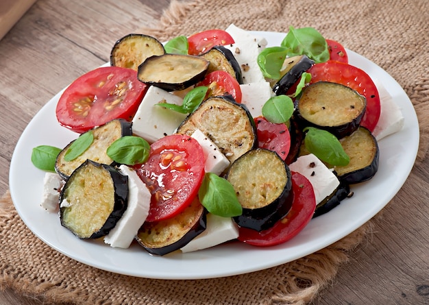 ensalada de berenjenas con tomate y queso feta