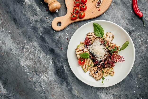 Ensalada de bistec Plato de barbacoa. Filete de ternera y verduras a la plancha. banner, menú, lugar de recetas para texto, vista superior.