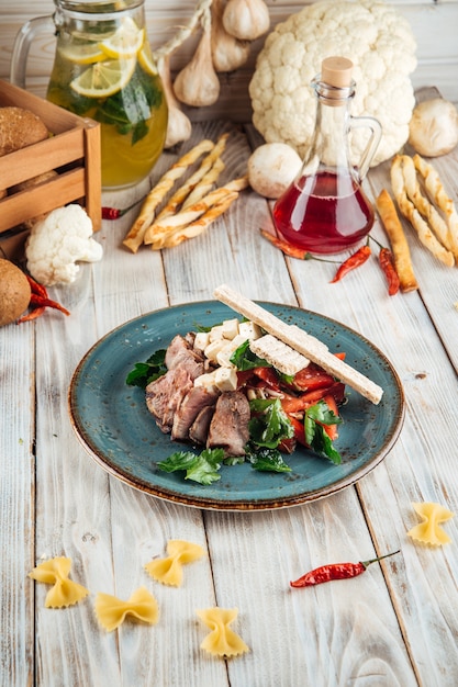 Ensalada de bistec de ternera con diversas verduras