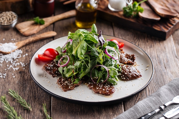 Ensalada de bistec con tomate verde y cebolla morada