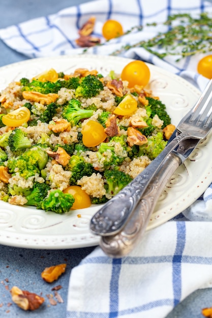 Foto ensalada de brócoli y nuez con quinua