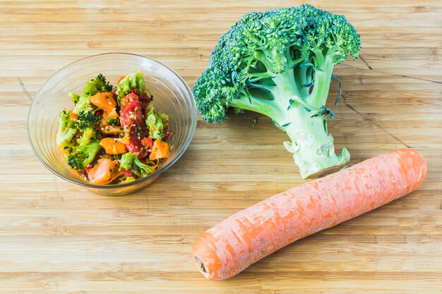 Ensalada de brócoli con zanahoria en recipiente de vidrio