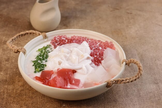 La ensalada Buko es una variación filipina de ensalada de frutas hecha de coco joven, tapioca, perla y jalea.