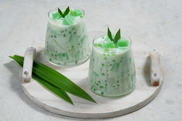 Ensalada buko pandan o buko generalmente cortada como un coco joven saladis un postre de ensalada de frutas filipino