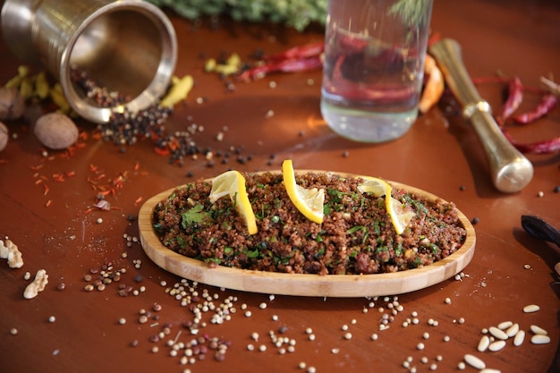 Ensalada de bulgur de comida turca tradicional
