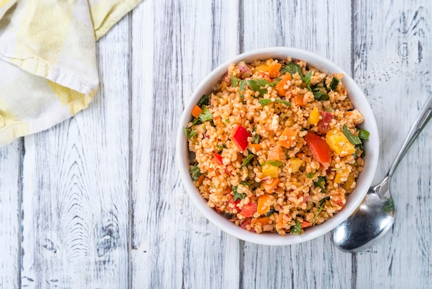 Ensalada de bulgur recién hecha