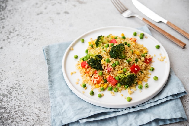 Ensalada de bulgur con verduras en un plato