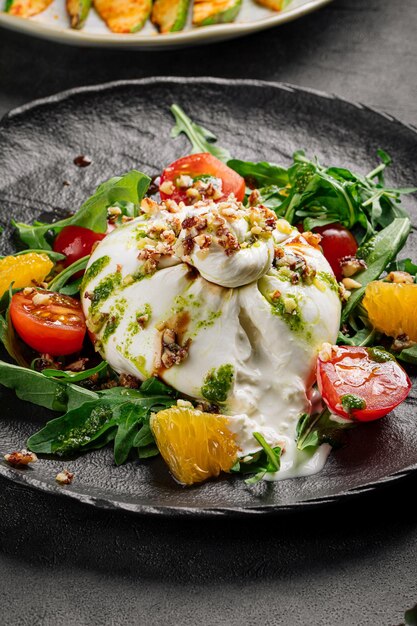 Ensalada de burrata gourmet fresca