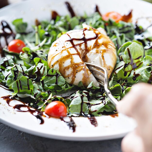 Ensalada de burrata y rúcula