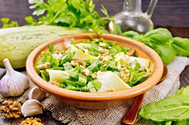 Ensalada de calabacín joven, acedera, ajo y nueces