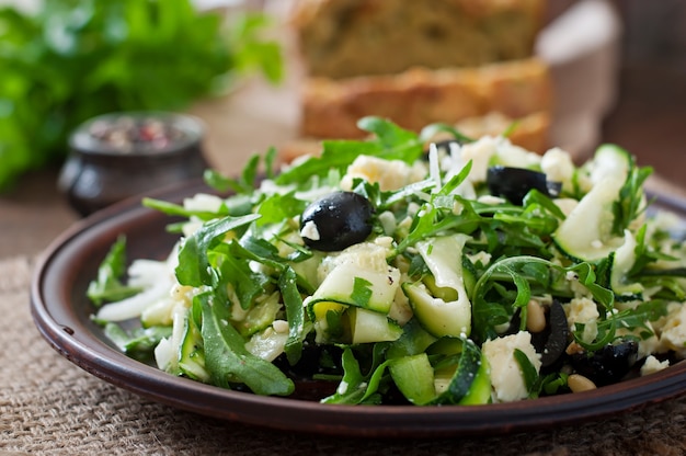 Ensalada de calabacín con queso feta, aceitunas y piñones