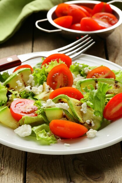 Foto ensalada de calabacín con tomates y queso blando