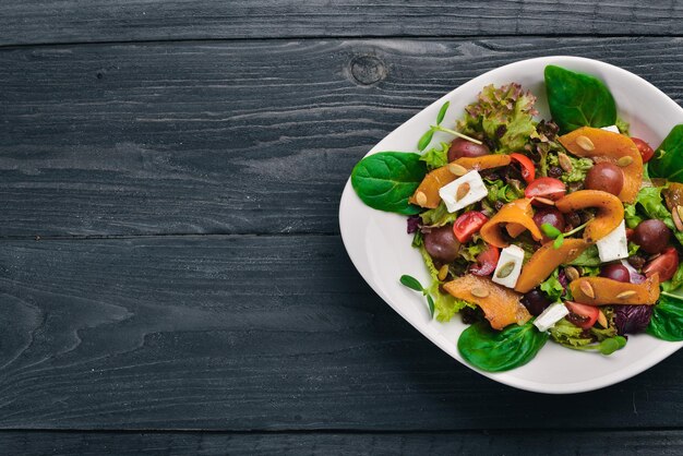 Ensalada De Calabaza. Comida sana. Sobre una superficie de madera. Vista superior. Espacio libre para su texto.