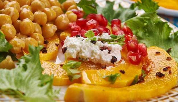 Ensalada De Calabaza Delicata Asada Con Garbanzos