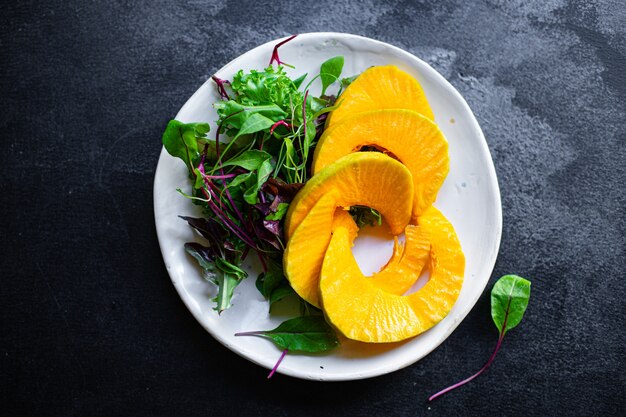 ensalada de calabaza hojas verdes lechuga, comida saludable vegetal