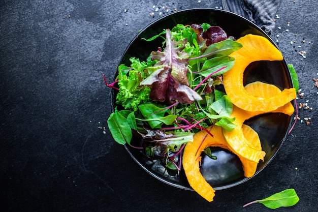 Ensalada de calabaza hojas verdes mezclar lechuga verduras listas para comer