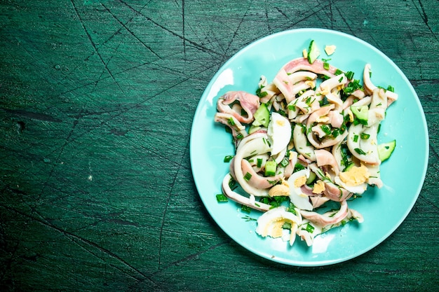 Ensalada de calamar, pepino y verduras.