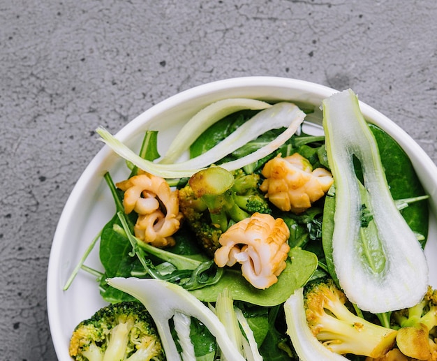 Ensalada de calamares al hinojo y brócoli al horno