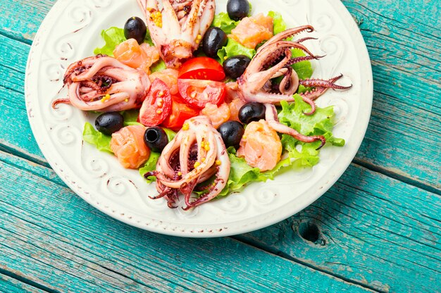 Ensalada de calamares y mariscos