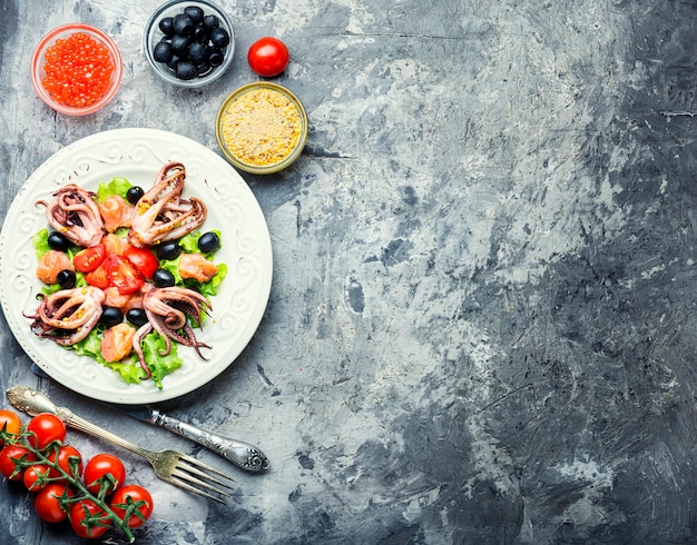 Ensalada de calamares y mariscos