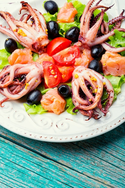 Ensalada de calamares y mariscos