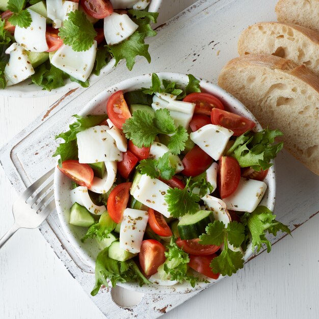 Ensalada de calamares, pepinos, tomates y lechuga.